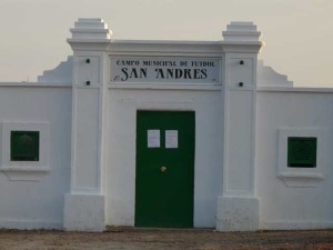 Fachada del campo de fútbol de Corrales.