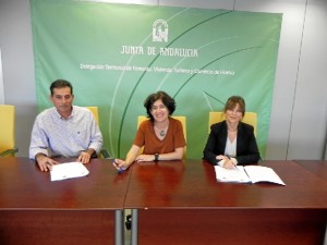 Firma del contrato de las obras para la rehabilitación energética de viviendas en Ayamonte y Huelva.