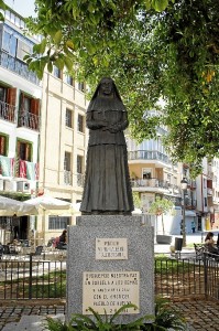 Estatua de Sor Ángela de Cruz, fundadora de la Compañía en la plaza Niña.