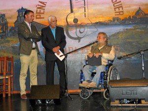 El pintor moguereño Tosky fue homenajeado por su colaboración desinteresada con la peña. 