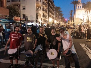 Unos animadores abrían la manifestación. / Foto: Fermín Cabanillas.