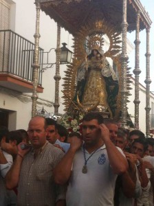 Los costaleros han estrenado las nuevas andas.