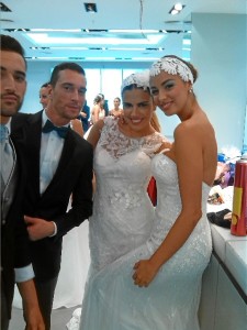 Modelos con trajes nupciales.