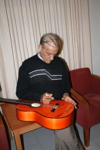 El Niño Miguel, firmando la guitarra.