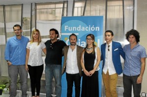 Matilde Valdivia, delegada de la Fundación Cajasol en Huelva, y Luis Miguel Baeza, organizador del Ciclo, acompañados de los jóvenes participantes de esta edición. 