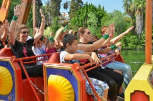 Los palermos disfrutaron de las atracciones de Isla Mágica. 