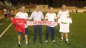 El nuevo cuerpo técnico de La Palma, con Juancris a la cabeza, junto al presidente condal.