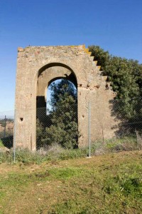 La aldea conserva elementos que hacen referencia a la actividad industrial.