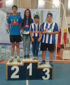 Algunos de los jugadores del Recre IES La Orden que subieron al podio.