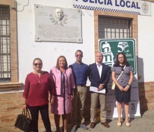 Ante la placa de homenaje.