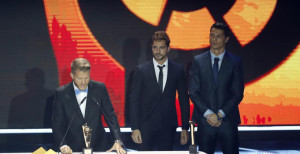 Morcillo da las gracias por el galadón, con Cristiano Ronaldo como testigo, premiado al mejor gol de Primera. / Foto: www.lfp.es.