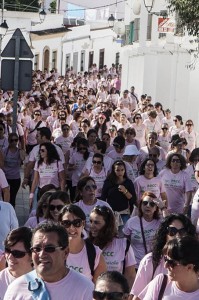 Multitud de personas participaron en el Paseo contra el cáncer de Ayamonte. 