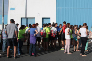 La gran familia del Club Tartessos, en las puertas de la que será su sede.