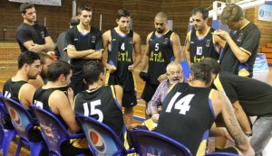 Los jugadores del Por Huelva, durante un tiempo muerto.