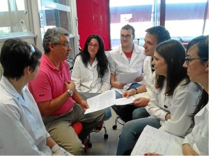 El catedrático Pedro Pérez junto a un grupo de alumnos.