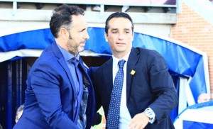 José Bordalás y José Luis Oltra se saludan antes del inicio del partido. / Foto: Josele Ruiz.