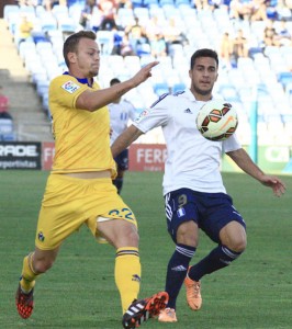 Joselu trata de controlar la pelota en presencia de Charlie. / Foto: Josele Ruiz.