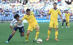 Pedro Ríos ve como Bellvis se le anticipa en una acción del partido. / Foto: Josele Ruiz.