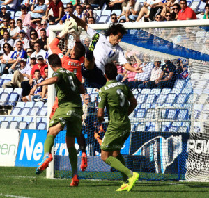 Pedro Ríos, que fue de menos a más, se llevó un buen golpe en el primer tiempo. / Foto: Josele Ruiz.