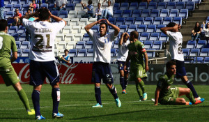 Los jugadores del Recre lamentan que el remate de Joselu lo salvara un defensa bajo los palos. / Foto: Josele Ruiz.