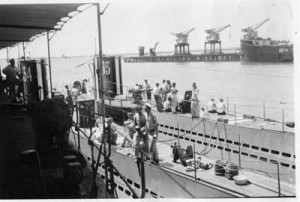 Submarinos alemanes U-33 y U-34 amarrados en el muelle de Levante, junto al torpedero Seeadler. Huelva, entre el 7 y 10 de junio de 1937 (Col. Eduardo Delgado/vía Juan Carlos Salgado).