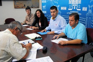 Momento de la firma entre la presidenta de la Asociación Dehesa de los Machos, Loles López, y uno de los gerentes de la empresa adjudicataria Hermanos Prieto, Andrés Prieto.