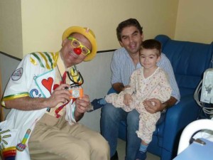 La labor de los voluntarios con los niños hospitalizados, como este payaso, es admirable.