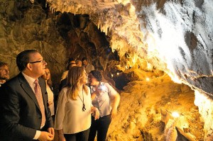 La presidenta de la Junta de Andalucía en la Gruta de las Maravillas. 