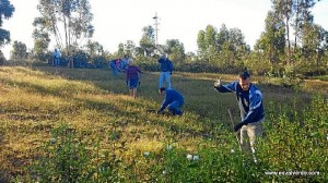 Voluntarios trabajando en la Dehesa de los machos. /Foro: www.esvalverde.com