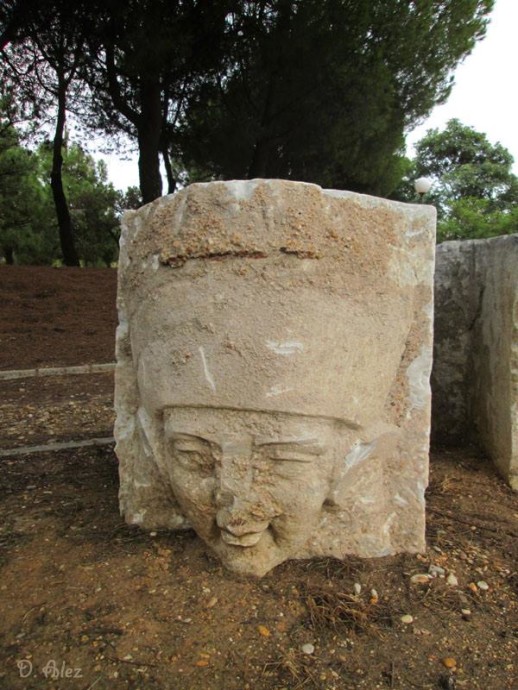 Aparecen Tres Esculturas Gigantes De Cabezas De Ind Genas Enterradas Bajo El Monumento Del Iv