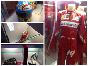 Algunos de los enseres de Fernando Alonso que se pueden ver en la exposición.