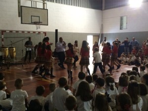 Los niños y profesores bailaron con la música.