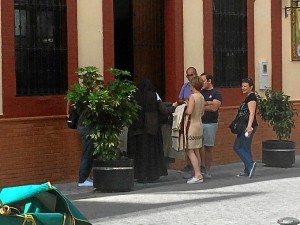 Son muchas las personas que diariamente acuden a pedir ayuda a la Casa de las Hermanas de la Cruz.