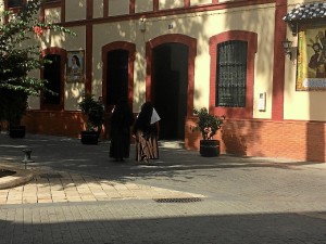 Las Hermanas de la Cruz pasan las noches cuidando a los enfermos en sus domicilios.