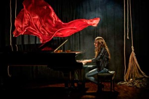 Se trata de la primera cantante flamenco que se acompaña de un piano.