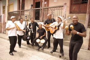 Un grupo cantando en las calles de La Habana. / Foto: panamericaworld.com.