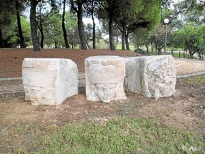 Las tres esculturas de mármol que han dado lugar al debate sobre el monumento / Foto Daniel Alez