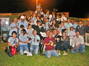 Representantes de la Escuela Hípica de Lepe, con sus galardones.