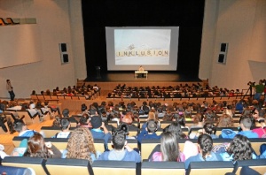 500 personas asistieron a la conferencia.