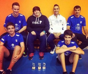 Los representantes del CD Bádminton Huelva con los trofeos conquistados. / Foto: @CDBHUELVA.