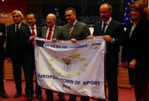 Momento de la entrega de la bandera a los representantes palmerinos. / Foto: @AytoLaPalmaCdo.