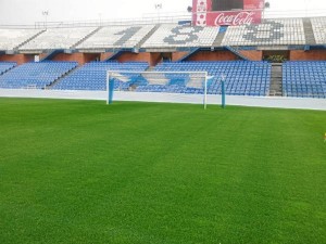 Los cuidadores del estadio Nuevo Colombino miman el césped para el partido del sábado. / Foto: @recreoficial.