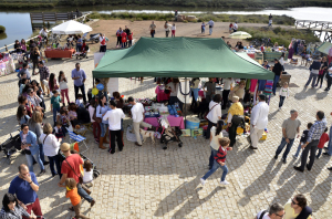 Numerosas personas acudieron al mercadillo.