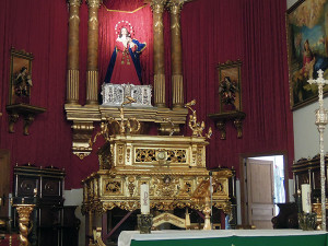 El paso del Rosario de Hinojos en el altar de la Concepción