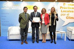 El alcade recoge el Premio por la Restauracion Ambiental del Arroyo el Tejar.