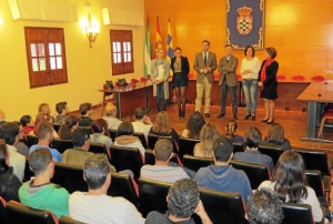 El delegado del Gobierno en Huelva, José Fiscal, y el alcalde de Moguer, Gustavo Cuéllar, en una reunión con las personas que han sido contratadas por el Ayuntamiento de Moguer.