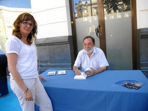 Firmando uno de sus libros.