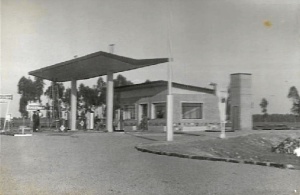 A la derecha de la estación de servicio se levanta la torre del pozo artesiano. (Foto: Teresa Blanco).