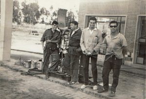 A la izquierda Pepe Toscano junto al mecánico de la gasolinera José Membriver y los propietarios los hermanos Diego y Manolo Fernández León. (Foto: José Toscano Bueno).