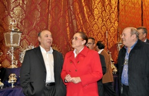 Francisco Zamudio y Maria Luisa Faneca visitan uno de los expositores. 